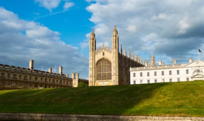 Best Universities For Law In UK.jpg